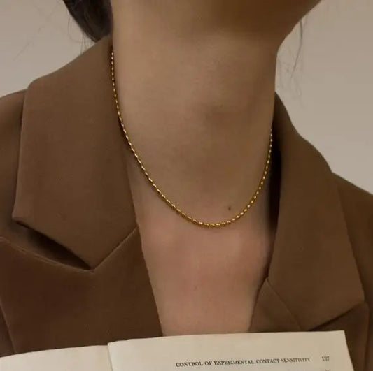 Dünne echt vergoldete Goldkette mit kleinen Kügelchen getragen | zarte vergoldete Kette Halskette Damen | filigraner Halsschmuck