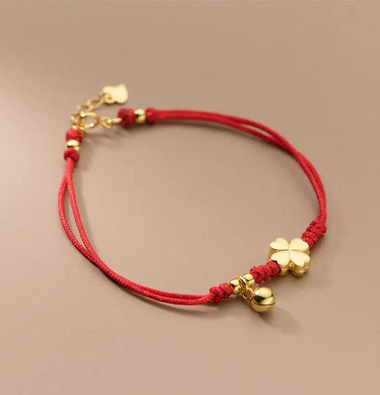 Perspektivische Produktaufnahme des vergoldeten 925er Silber-Armbands auf beigem Hintergrund.