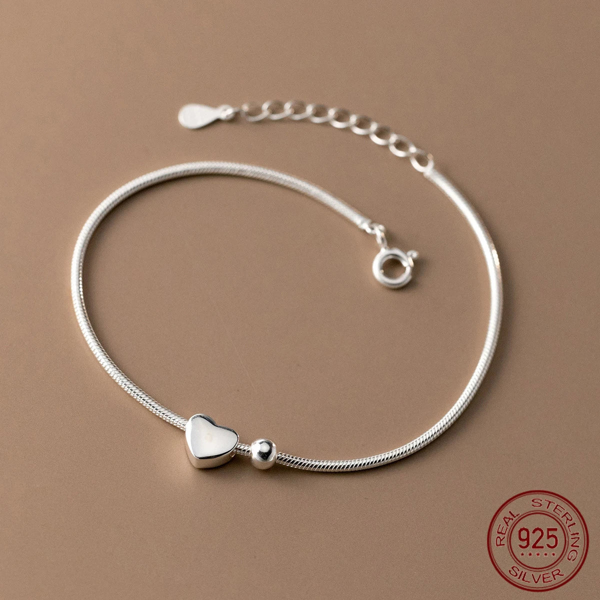 Filigranes Schlangenketten-Armband aus glänzend poliertem 925 Sterling Silber mit charmantem Herz-Anhänger und kleiner Silberkugel
