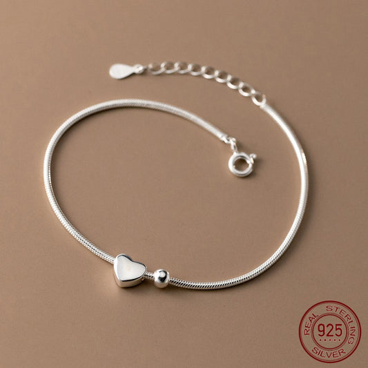 Filigranes Schlangenketten-Armband aus glänzend poliertem 925 Sterling Silber mit charmantem Herz-Anhänger und kleiner Silberkugel