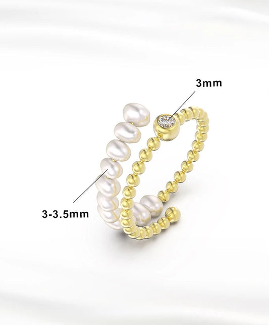 Detailaufnahme: 14K Gold vergoldeter Wickelring mit 3-3.5mm Süßwasserperlen und Strass-Akzenten (3mm Bandbreite).