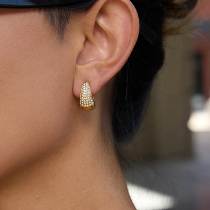 Kegelförmige Creolen aus 18K vergoldetem Edelstahl mit Zirkonia-Steinen, von vorne am Ohr getragen.

