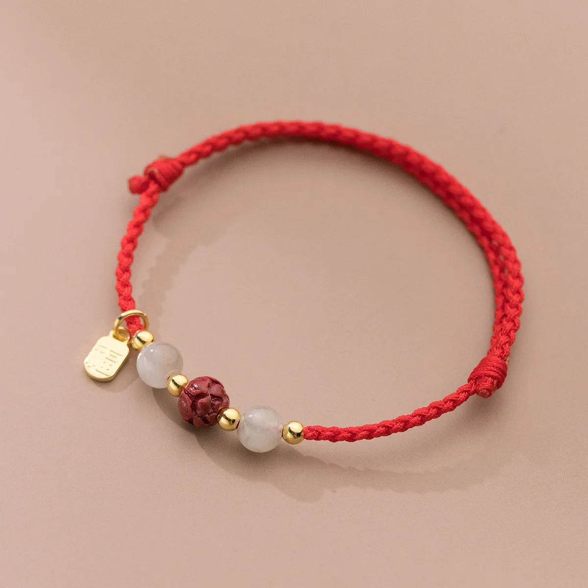 Armband Lucy in eleganter Schmuckverpackung von nakitjewelry" "Armband Lucy 925 Silber präsentiert in Geschenkbox