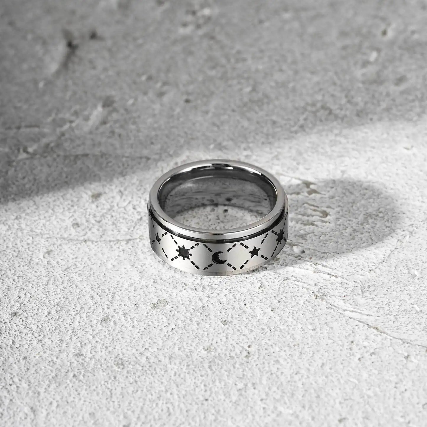  Freigestellte Ansicht des silberfarbenen Edelstahl-Spinner-Rings mit Sternen-Muster.