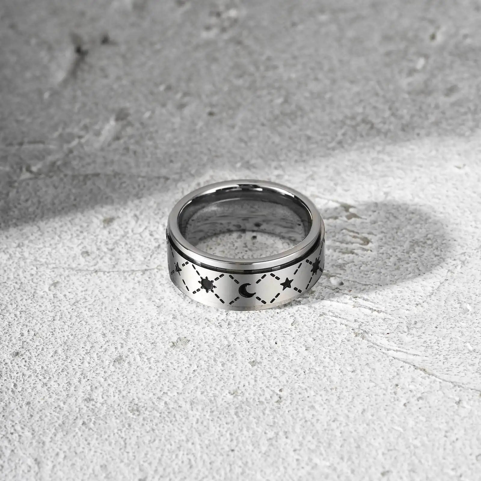  Freigestellte Ansicht des silberfarbenen Edelstahl-Spinner-Rings mit Sternen-Muster.