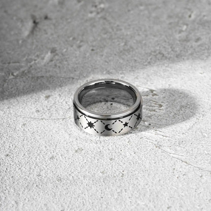  Freigestellte Ansicht des silberfarbenen Edelstahl-Spinner-Rings mit Sternen-Muster.