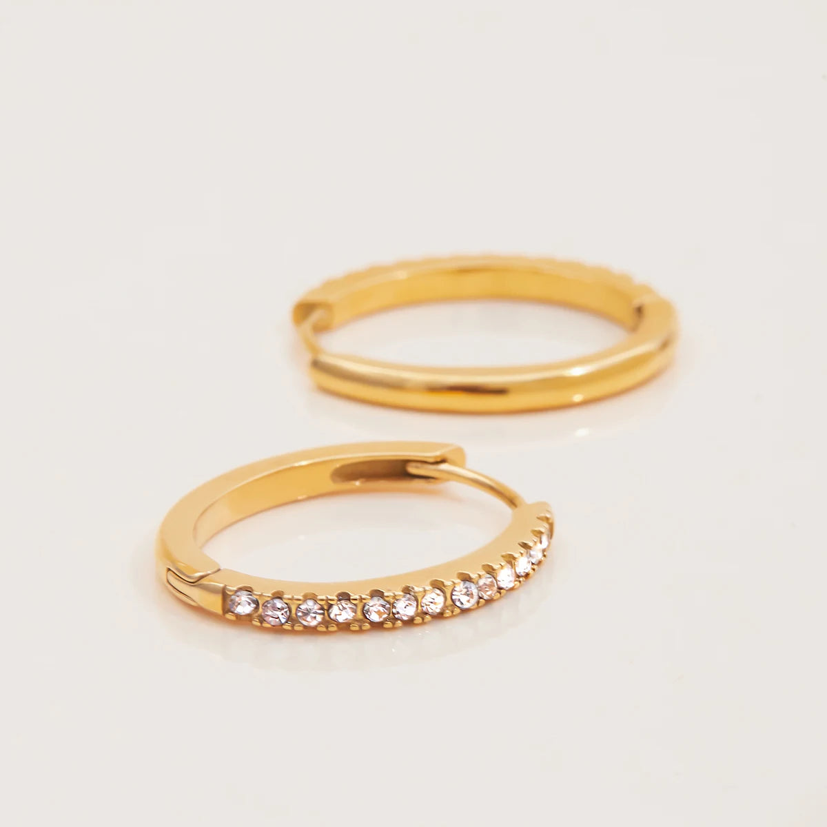 Kleine goldene Creolen und Zirkonia-Creolen aus PVD 18K vergoldetem Edelstahl | Set aus Ohrringen