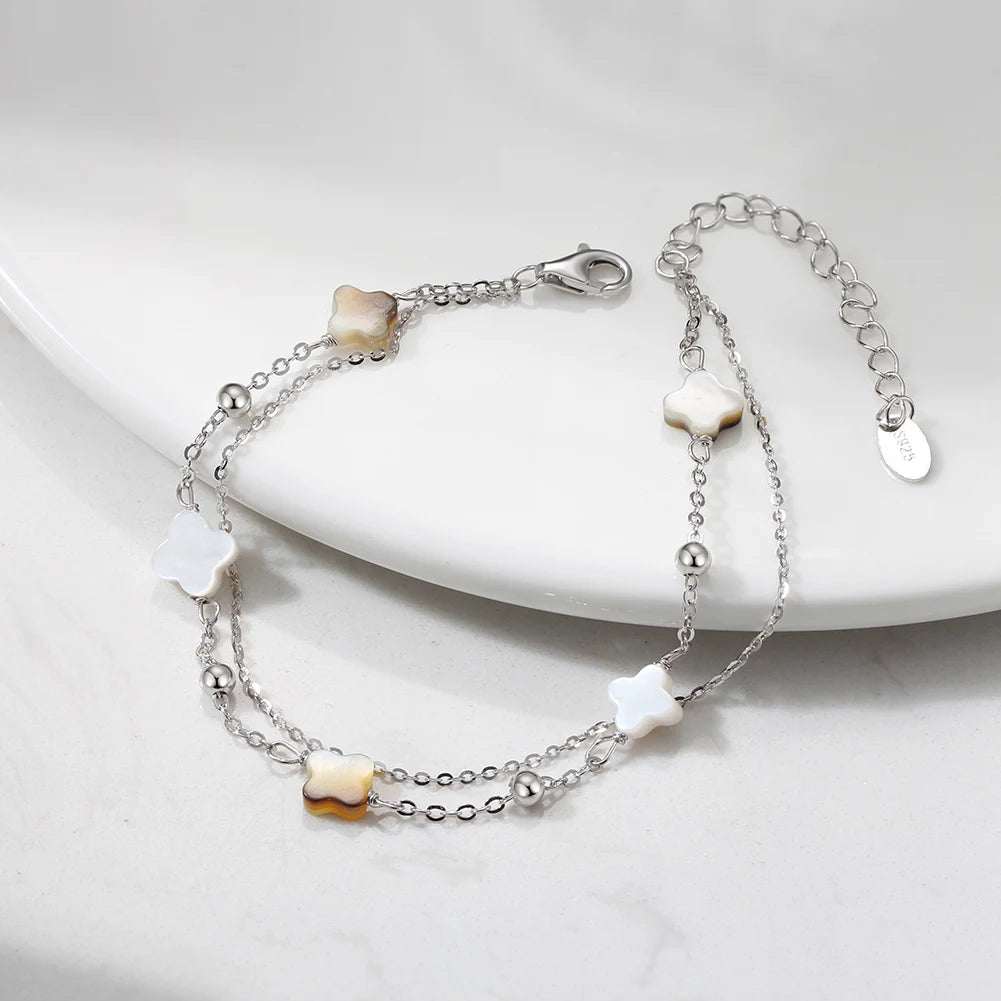 Doppeltes Gliederarmband aus 925er Sterling Silber mit weißen/beigen und schwarzen Kleeblättern.