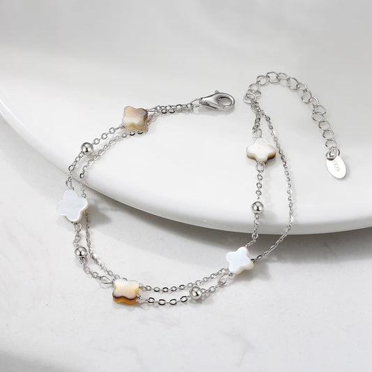 Doppeltes Gliederarmband aus 925er Sterling Silber mit weißen/beigen und schwarzen Kleeblättern.