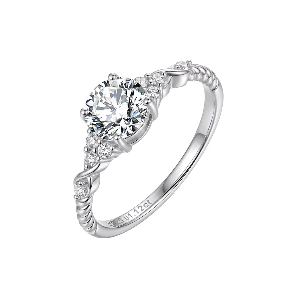 Freigestellter Verlobungsring aus glänzendem 925 Sterling Silber mit strahlendem Solitär-Zirkonia und kordelförmigem Band