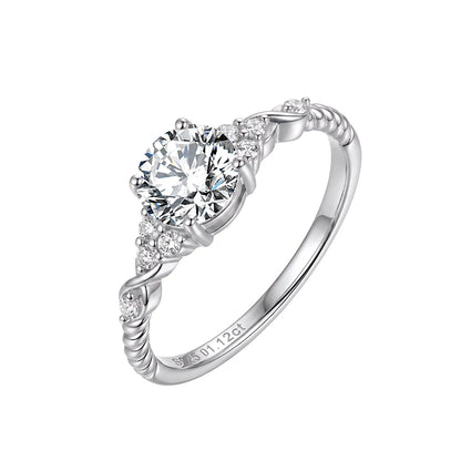 Freigestellter Verlobungsring aus glänzendem 925 Sterling Silber mit strahlendem Solitär-Zirkonia und kordelförmigem Band