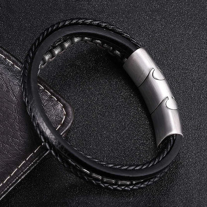 Nahaufnahme des ergonomisch geschwungenen Magnetverschlusses aus mattiertem Edelstahl an einem mehrreihigen schwarzen Lederarmband.