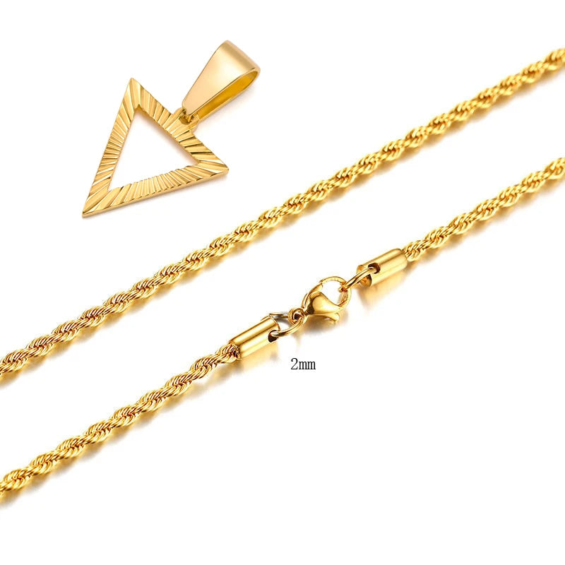 Goldfarbener hohler dreieckiger Edelstahl-Anhänger mit strukturiertem Muster, präsentiert auf einer dicken, gedrehten Kette mit Karabinerverschluss.