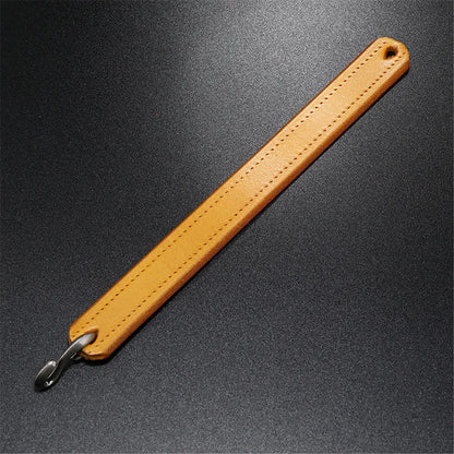 Flach liegendes, hellbraunes bzw. ocker-gelbes Lederarmband aus echtem, strukturiertem Leder mit einem robusten S-Haken-Verschluss aus Edelstahl.