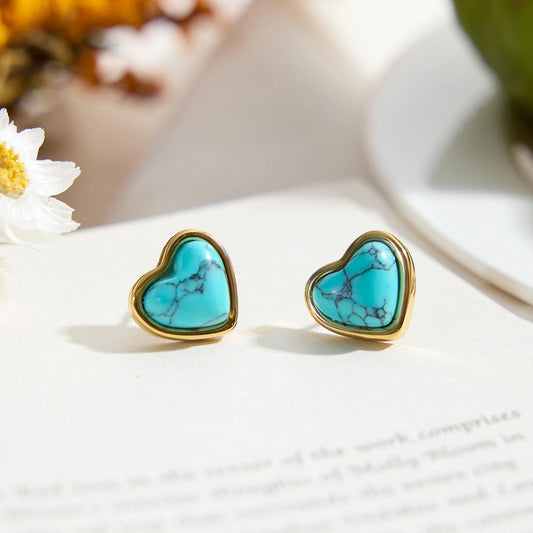 Paar Herz-Ohrstecker aus Edelstahl mit 18K PVD Vergoldung und blauem Türkisstein auf Buch