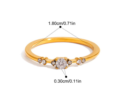 Goldener Ring aus 18K vergoldetem Edelstahl mit drei funkelnden Zirkoniasteinen, detailliert dargestellt mit den Maßen 1.80cm (Breite) und 0.30cm (Höhe).