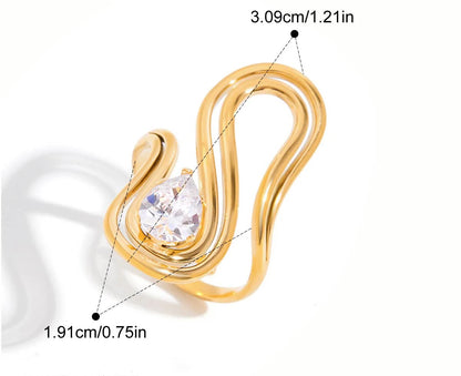 Grafische Darstellung eines goldenen Rings mit 18K PVD-Vergoldung. Er hat ein geschwungenes, unregelmäßiges Design und ist mit einem großen, klaren Zirkonia Stein besetzt. Die Maße sind ebenfalls angegeben mit einem Innendurchmesser von 1,91 cm und einer Breite von 3,1 cm.