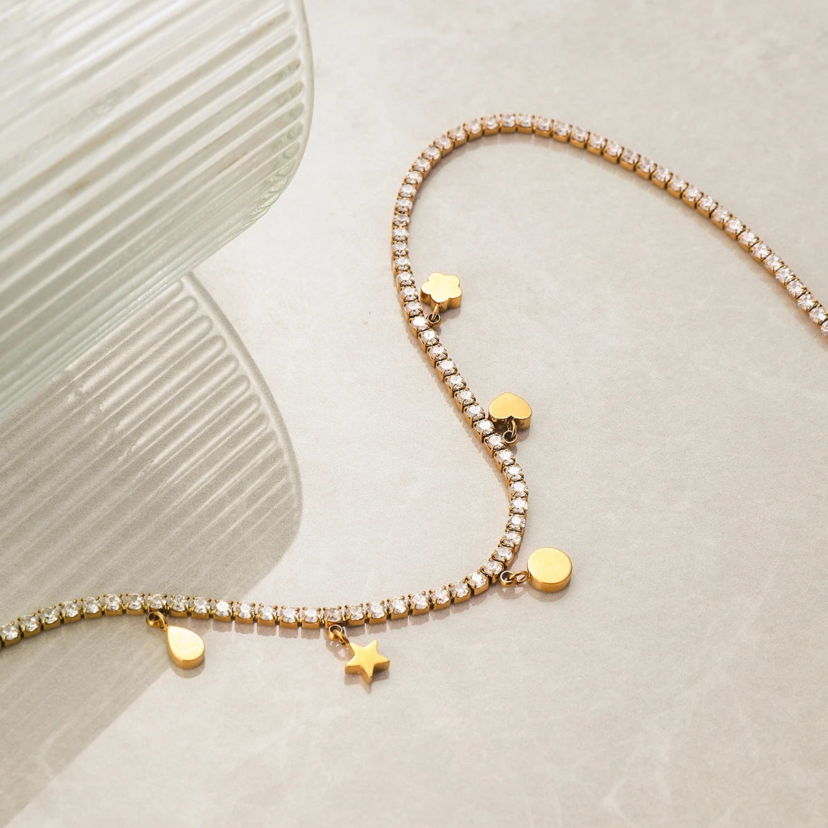 Funkelnde goldene Kette aus PVD 18K vergoldetem Edelstahl und Zirkoniasteinen | Halskette mit Sternen- und Mondanhängern