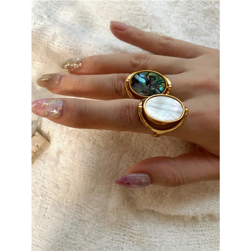 Minimalistischer Goldschmuck für Damen: Zeitloser Ring aus Messing mit 18K Gold-Finish und natürlichem Perlmutt-Glanz.